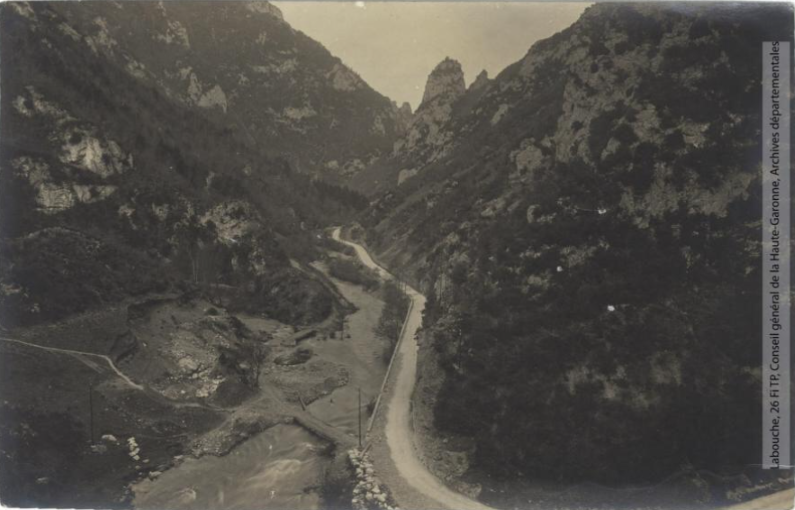 Vallée de l'Aude. La vallée de Gesse. Route d'Espagne par Mont-Louis / photographie Amédée Trantoul (1837-1910). - Toulouse : maison Labouche frères, [entre 1900 et 1910]. - Photographie (1900/1910) - recto